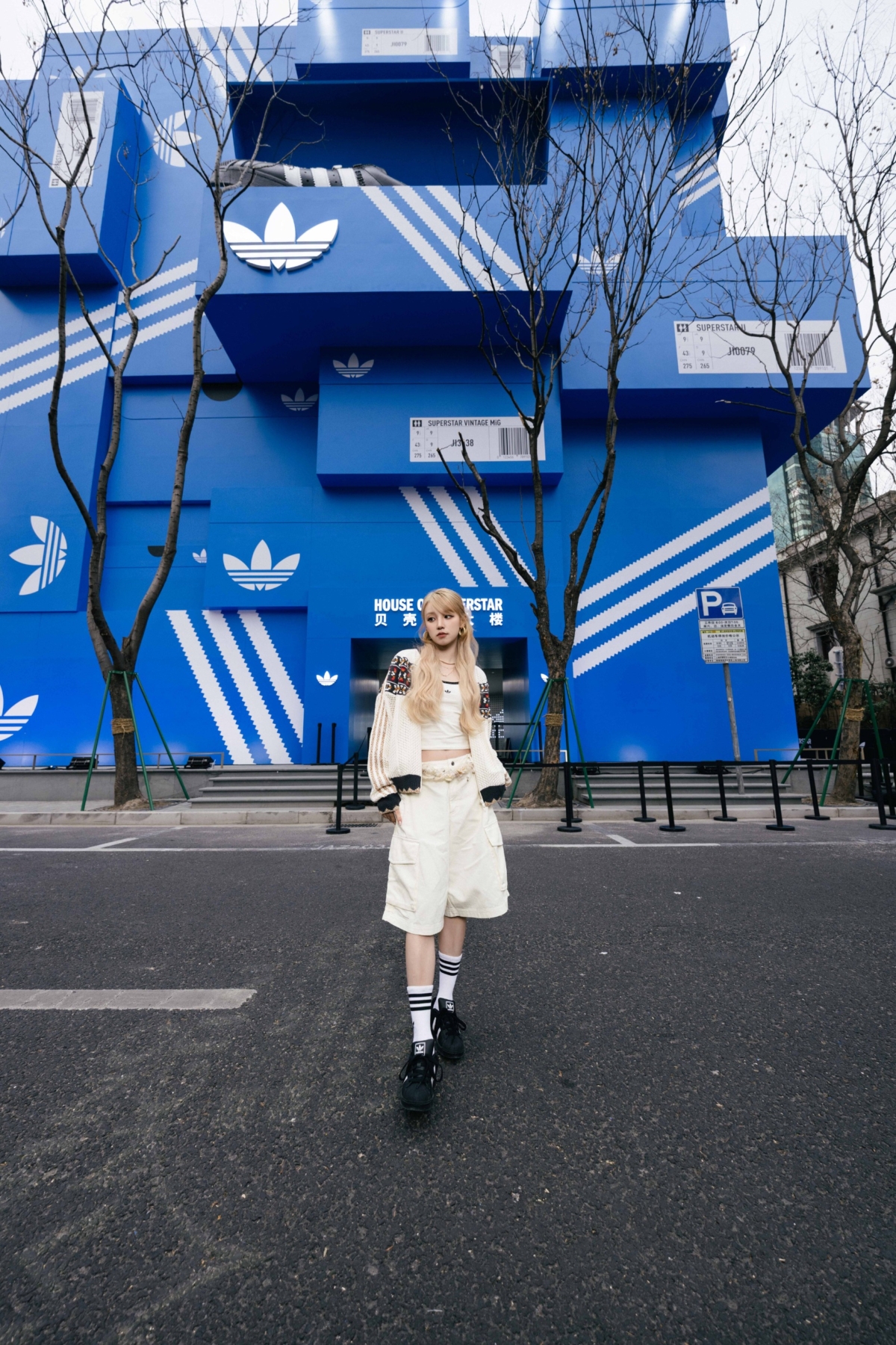 宋雨琦與adidas 藍色鞋盒包裹的4層高「貝殼頭大樓」