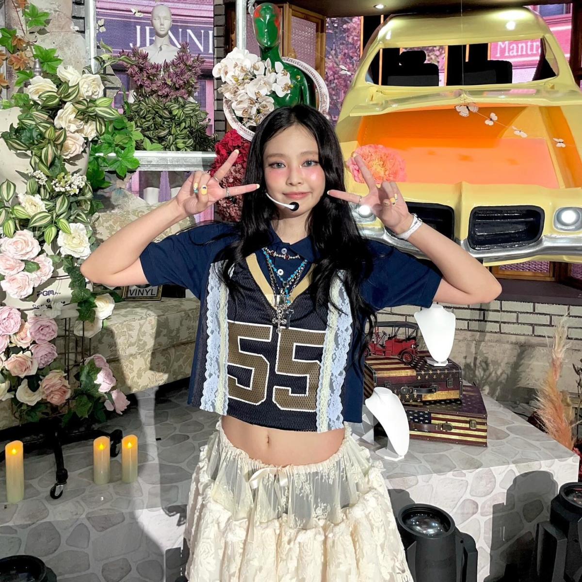 Jennie 以運動上衣混搭蕾絲澎裙穿出Blokette運動風