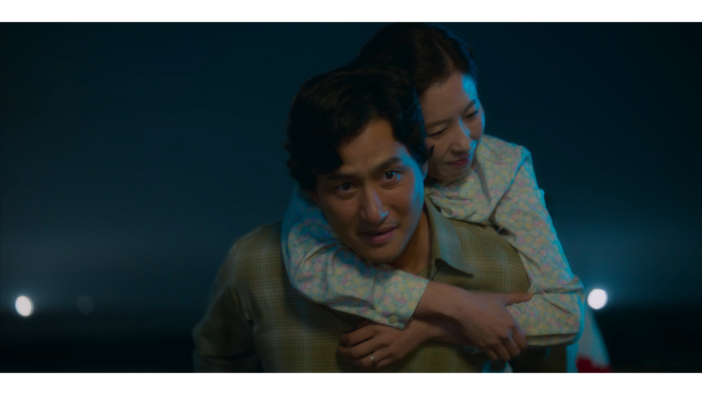 在《苦盡柑來遇見你》本色出演「寵妻達人」