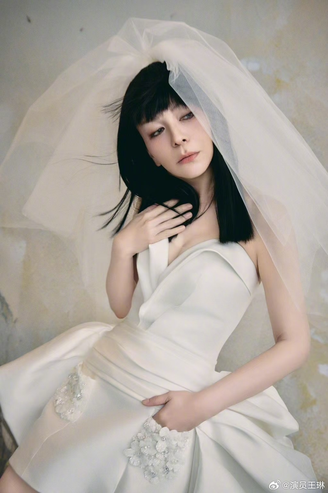 「雪姨」王琳身材纖細,小露酥胸超性感。