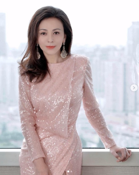 「雪姨」淡妝清新美麗。