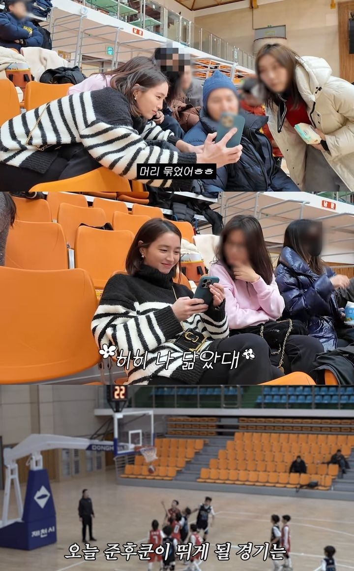 李珉廷看著手機裡的女兒影片露出笑容。