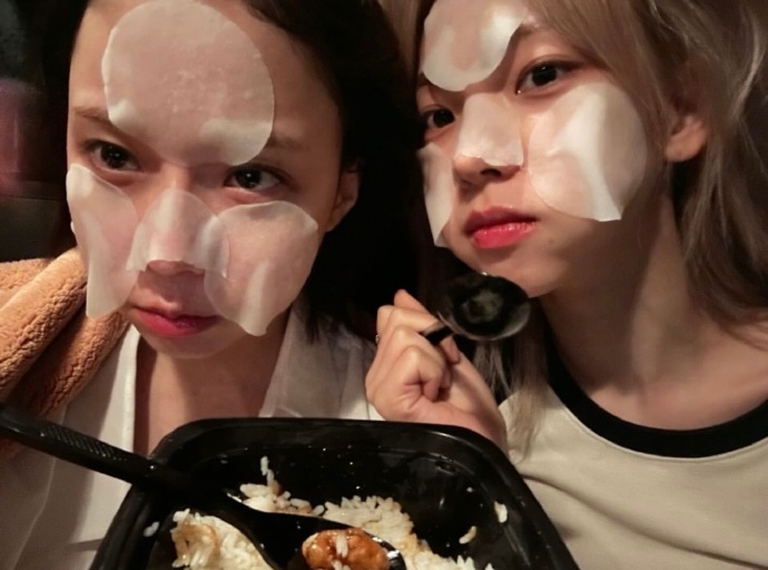 Winter與Karina的冬柚組合在海內外擁有高人氣