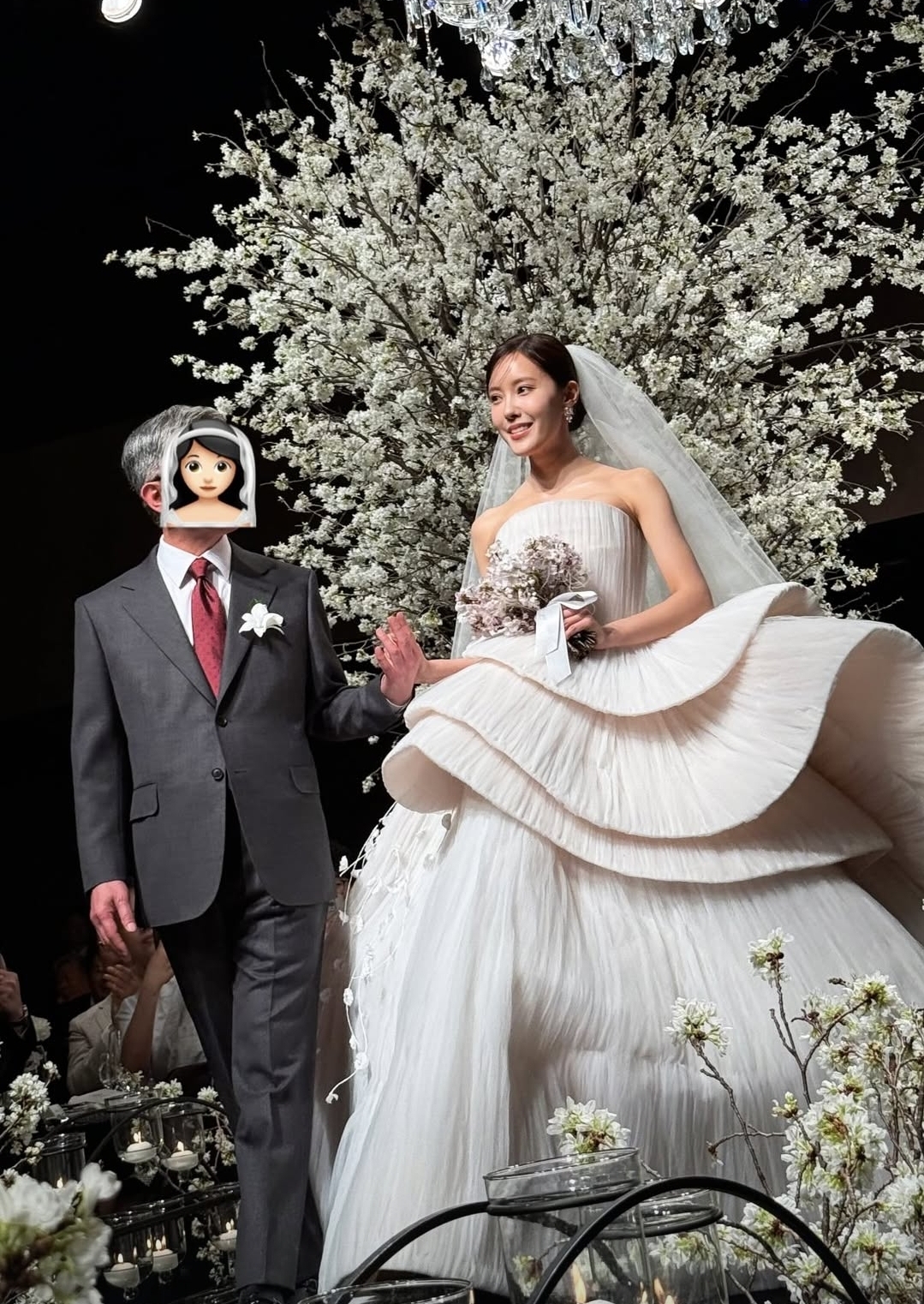 T-ara孝敏挽著父親的手出嫁,螺紋造型婚紗卻出乎意料地引發話題。