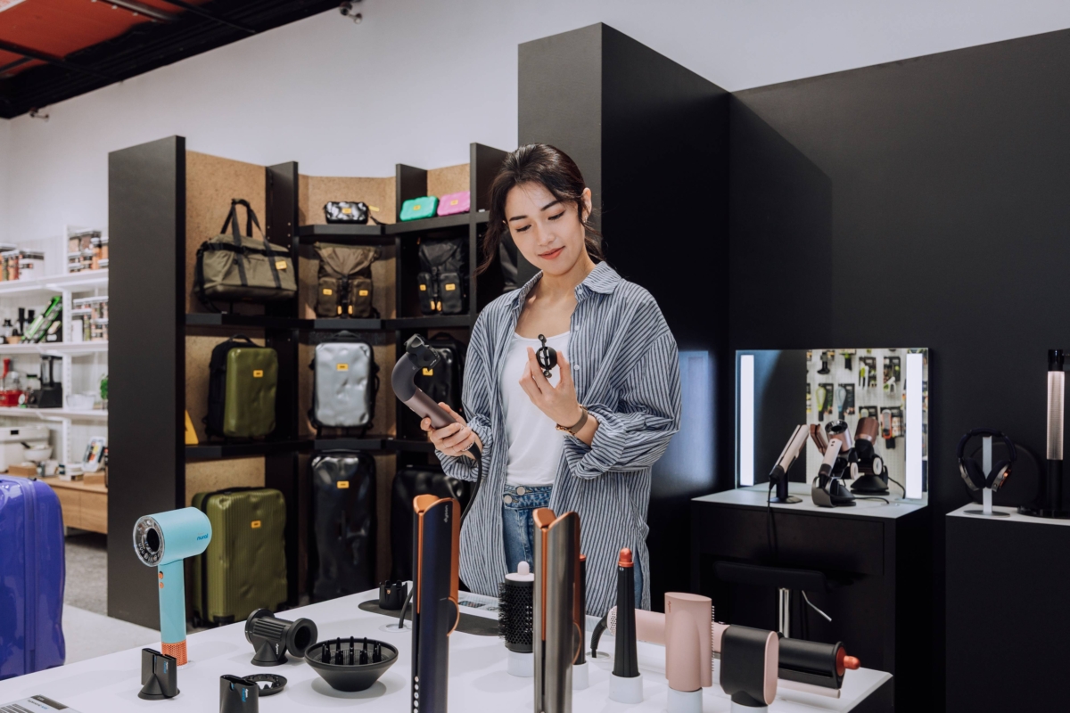 母親節送禮首推「Dyson Supersonic r吹風機」，特殊水管造型搭載升級的流線型氣流加熱技術，讓媽媽輕鬆吹乾頭髮、維持好髮質。