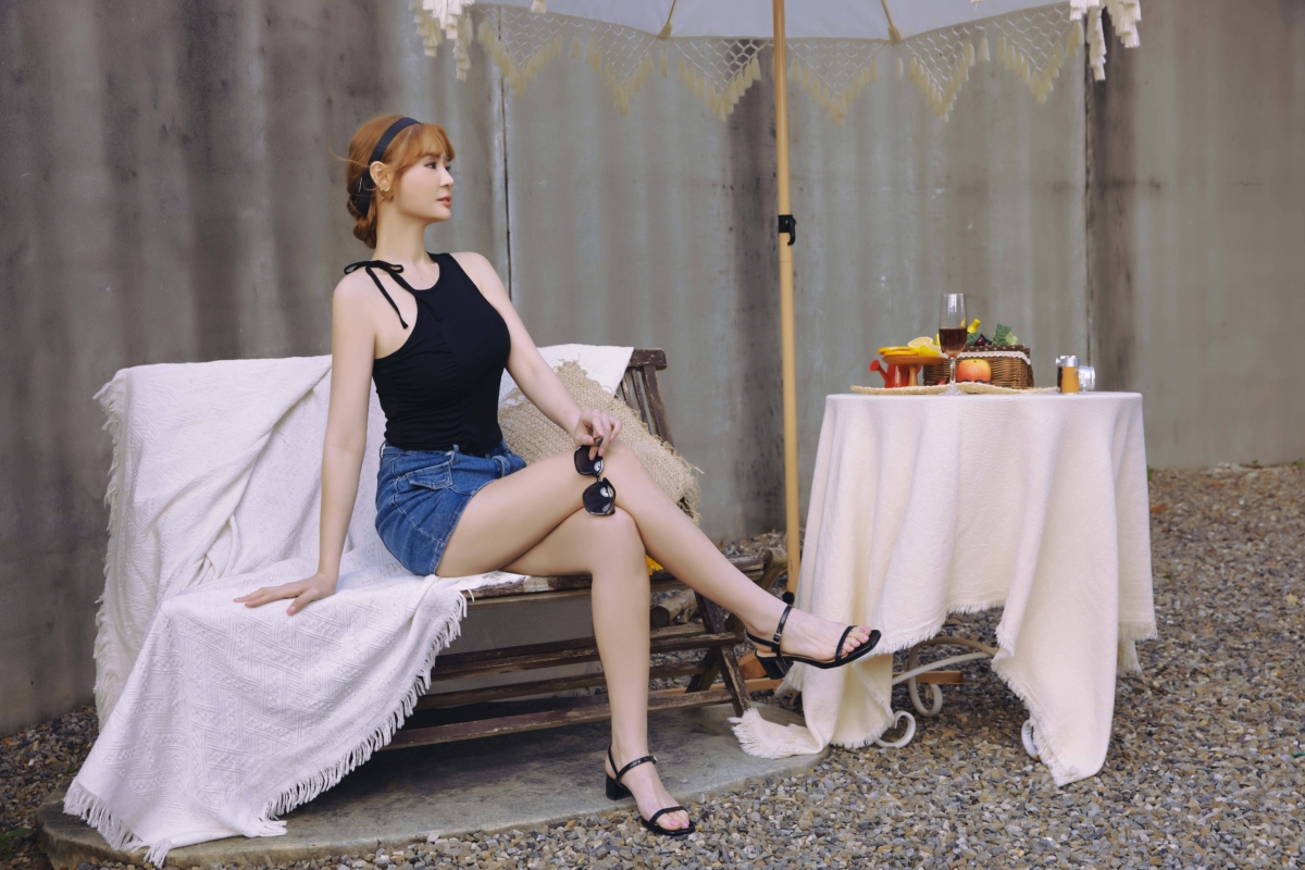 Banana Pie 削肩不對稱綁帶BRA TOP，NT$1,180