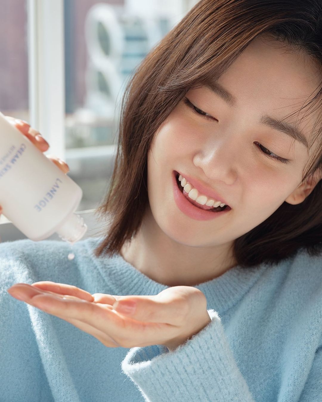 先做好妝前保濕，使用保濕型保濕精華和乳液，讓皮膚充滿水分，為底妝打好基礎。