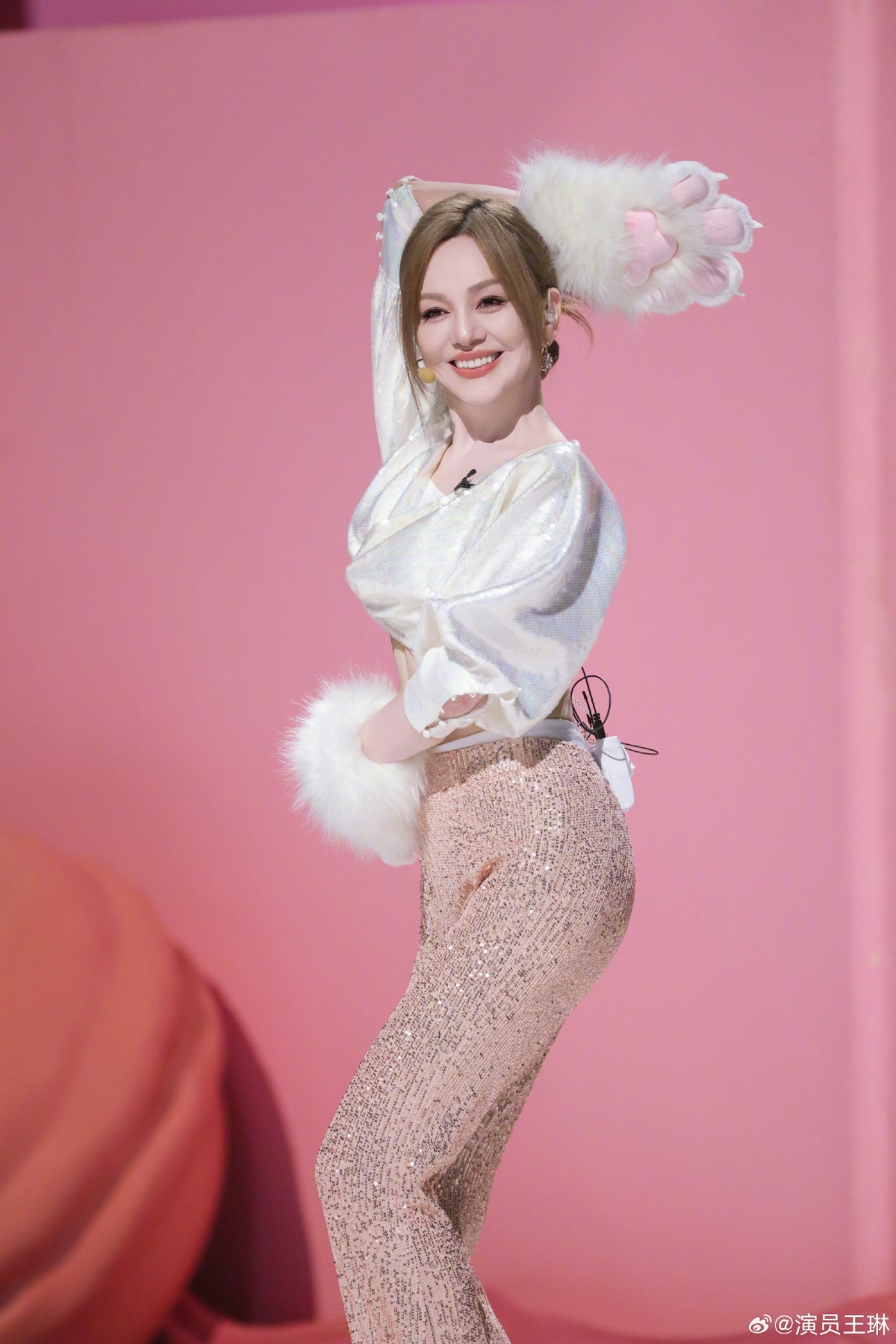 「雪姨」身穿粉色褲裝好嬌嫩。