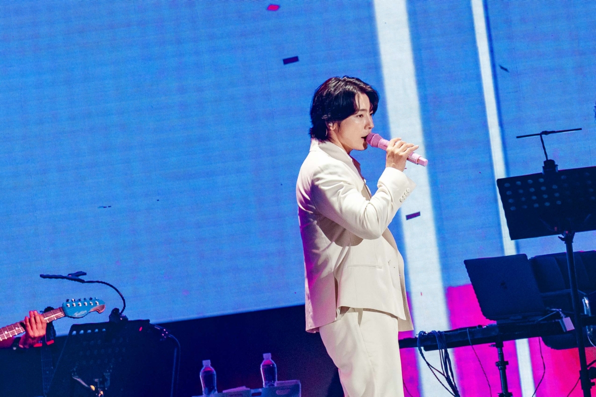 東海第二套換上一身白馬王子般的全白西裝