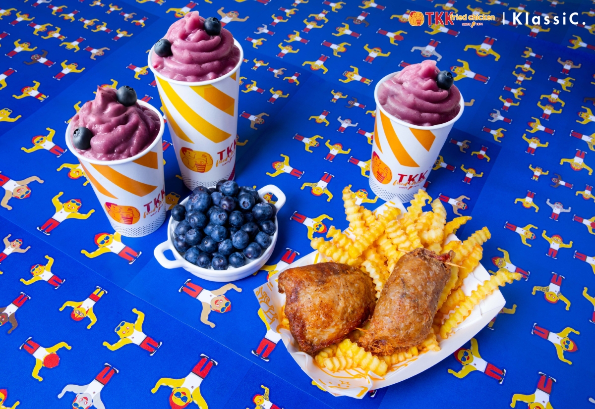 首推「藍莓優格雪泥」售價(M)75元/(L)95元,「莓開玩笑聯名餐」特價199元