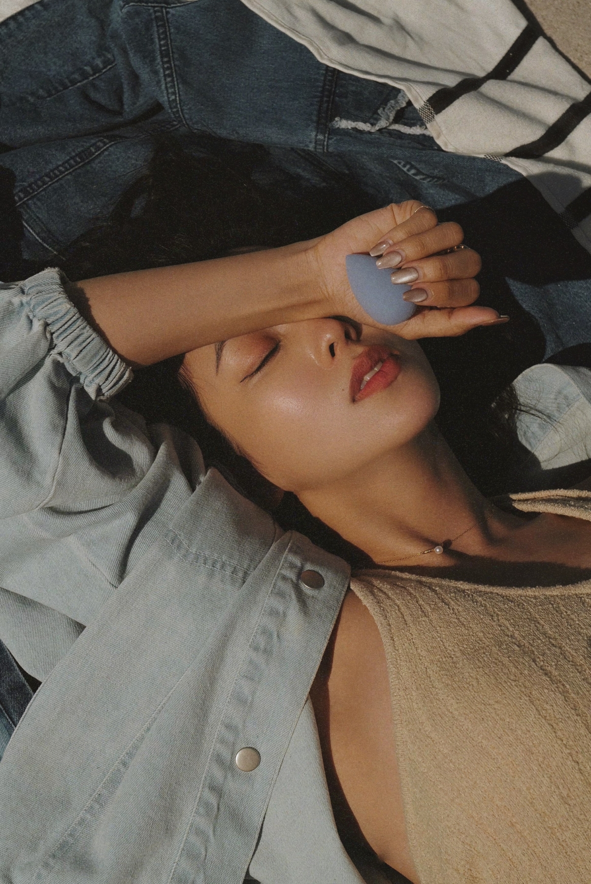 先用水沾濕美妝蛋後擰乾再把彩妝輕拍在臉上，打造出完美服貼的底妝