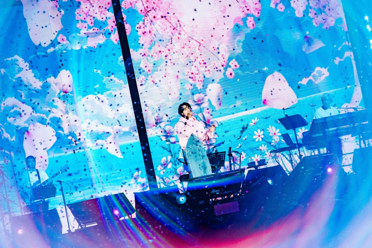 東海身穿TEMPUS x EAST COAST聯名粉紅帽T和吊帶褲