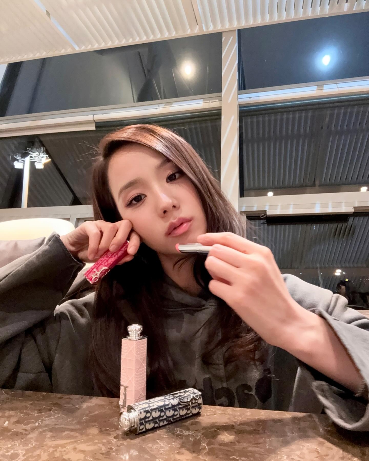 DIOR從高級訂製服的「DIOR Oblique緹花」和「藤格紋」汲取靈感,推出了全新癮誘唇膏外殼,智秀Jisoo也在IG曝光