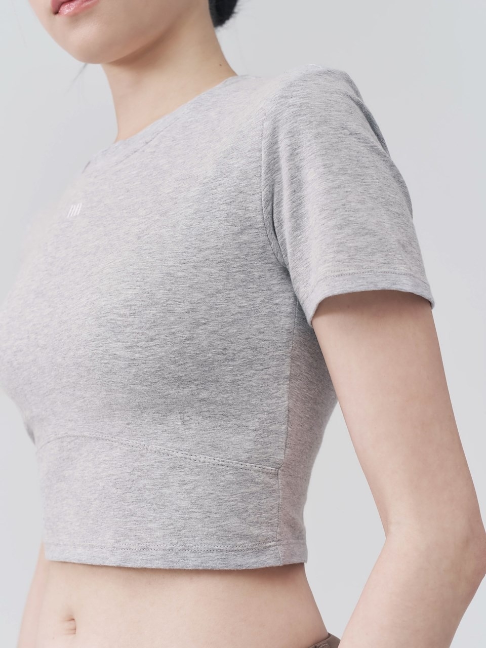 mouggan 修身剪接短袖 bra top，NT$880