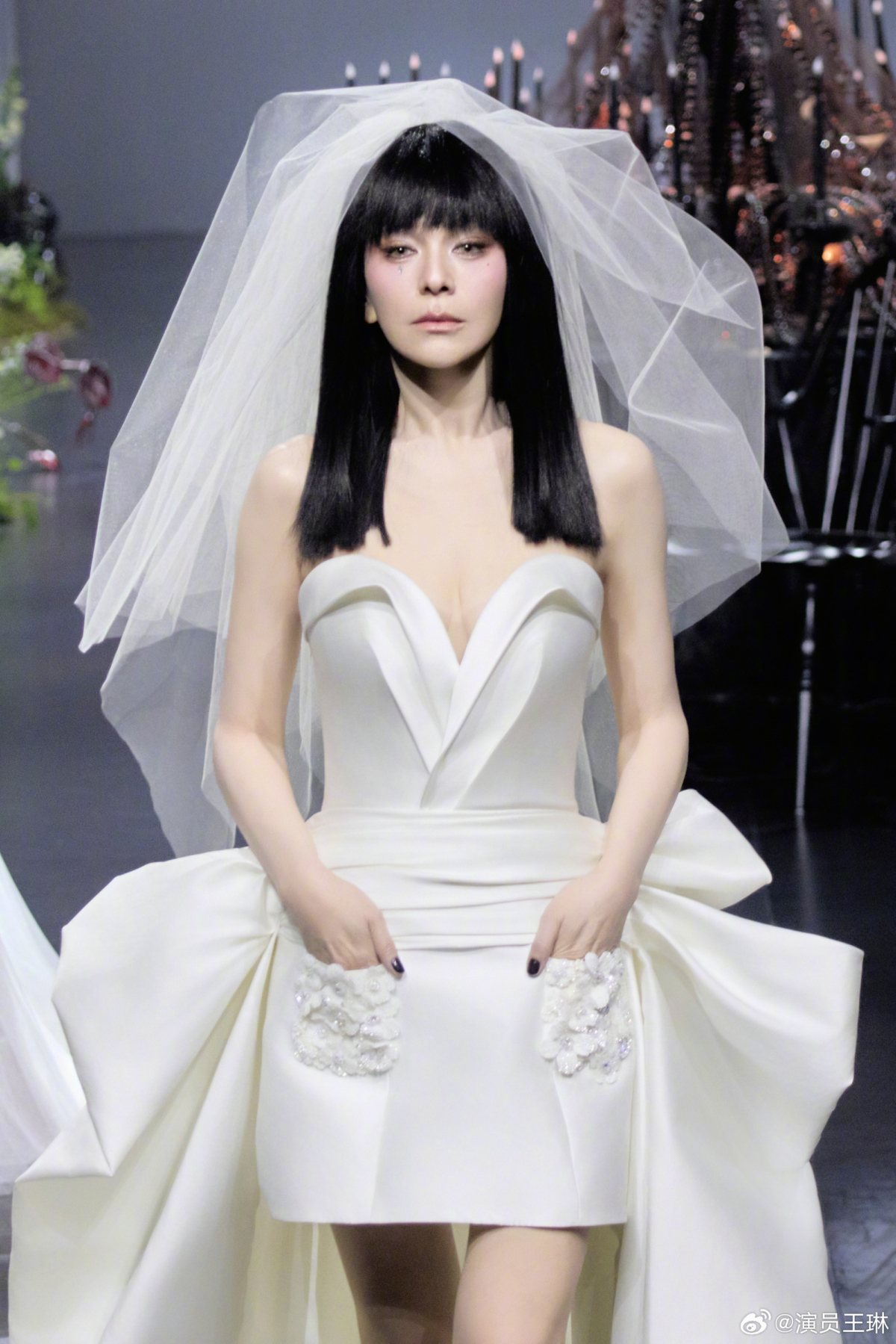 「雪姨」王琳再度登上海時裝周挑戰婚紗走秀。