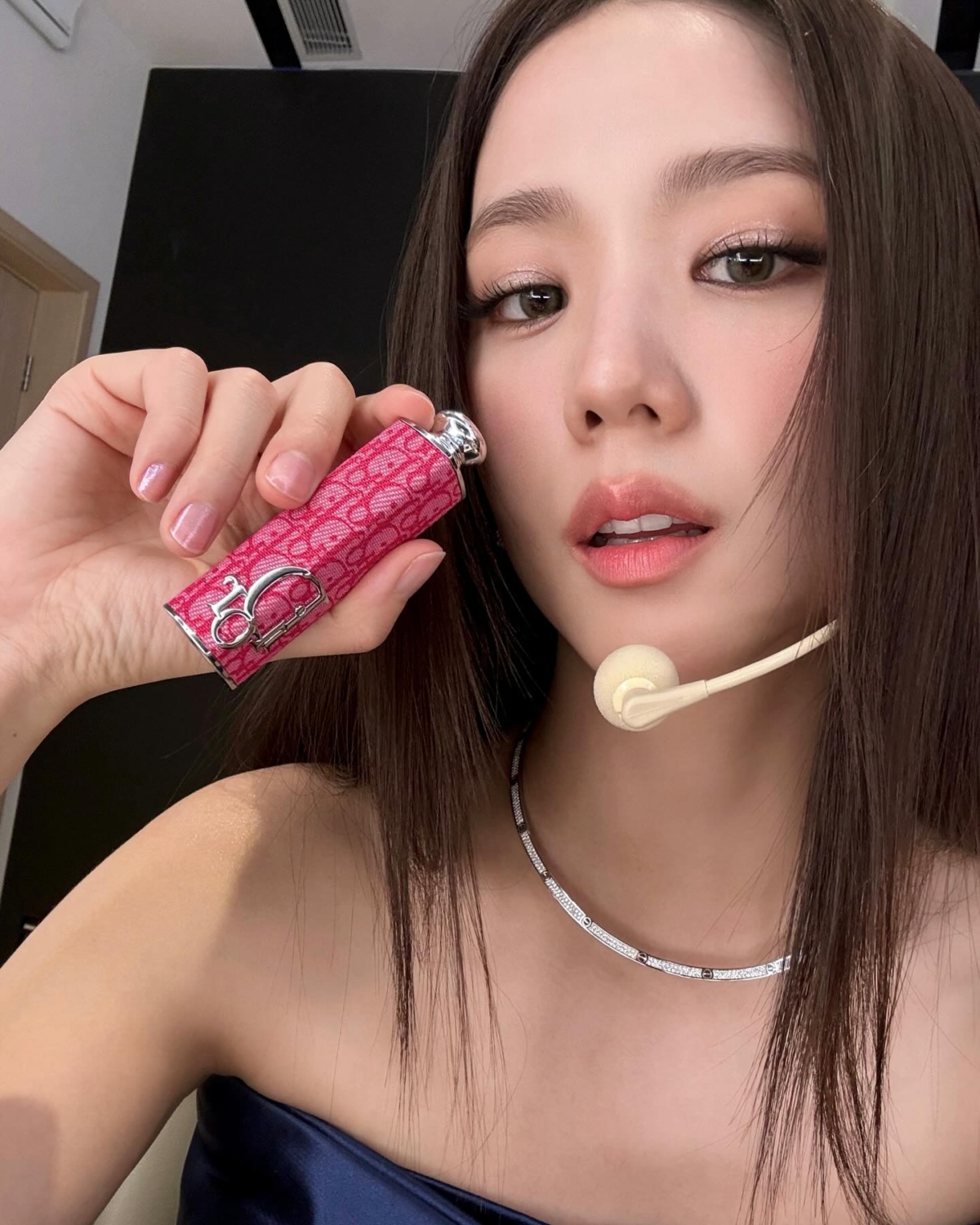 智秀Jisoo搶先擁有「PINKMANIA桃粉緹花」