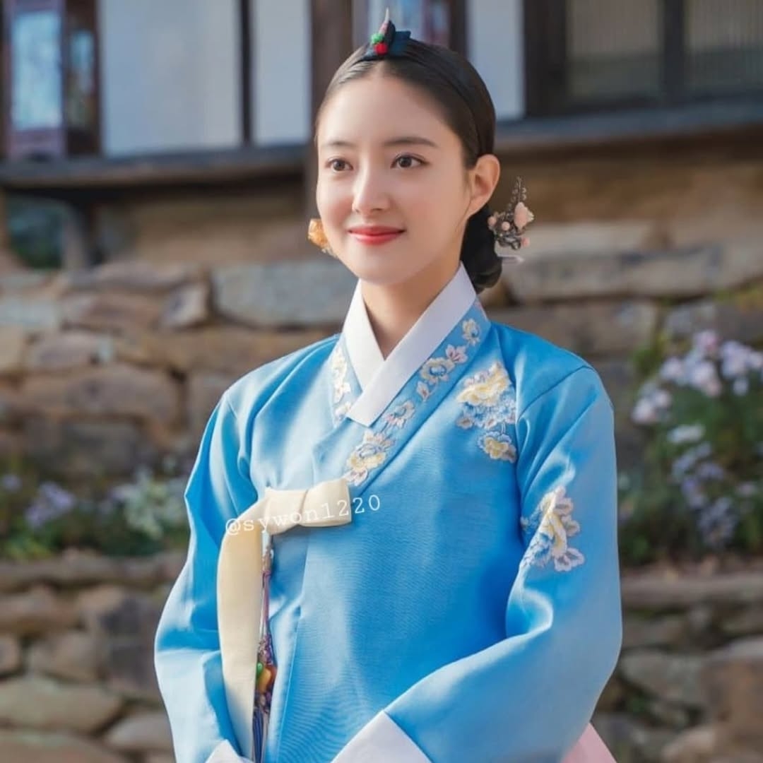 李世榮換穿古裝散發出大家閨秀般的優雅氣質。