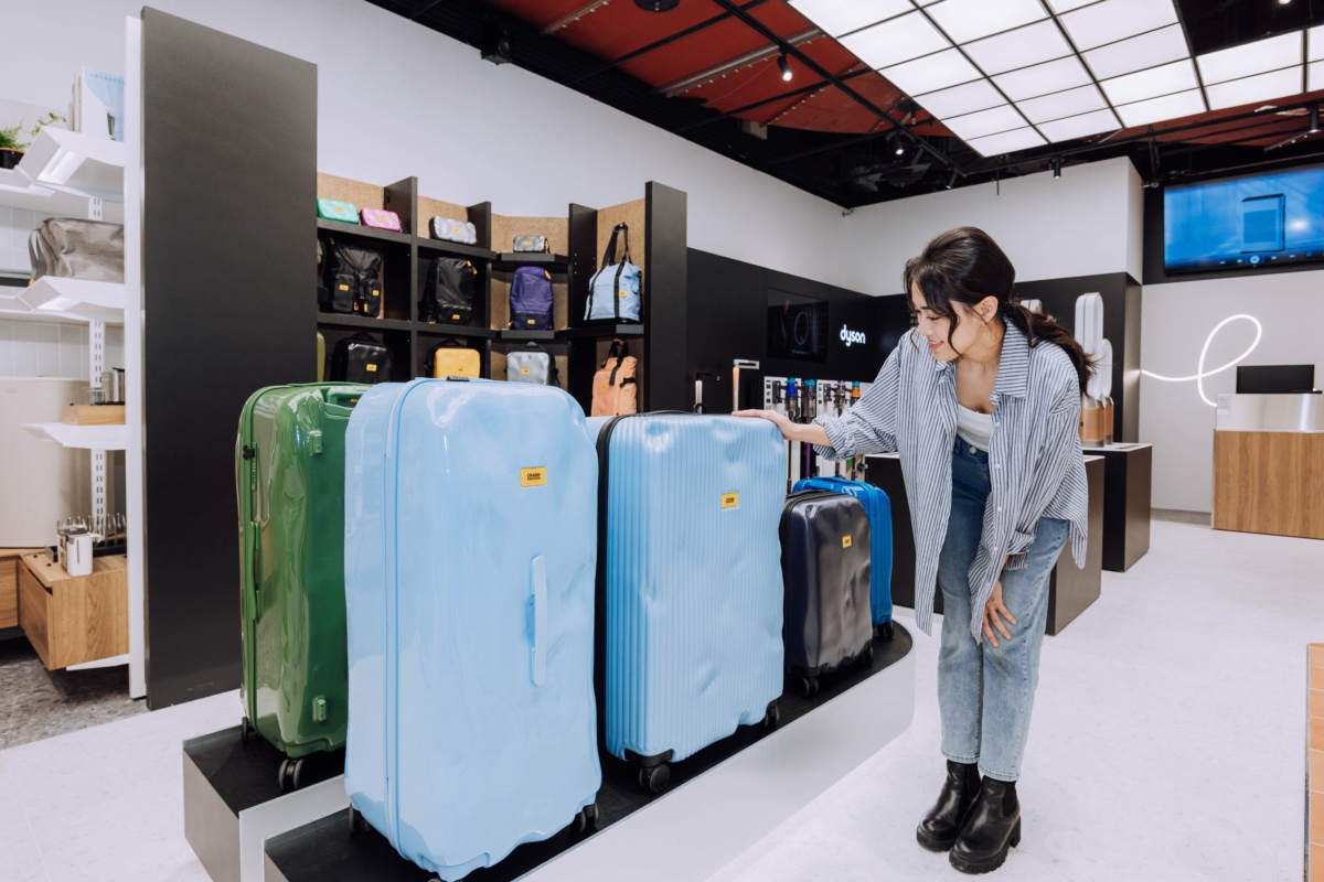 趁著母親節帶著媽媽去旅行必選「Crash Baggage撞擊行李箱」，標誌性的凹痕設計讓外出不再需要擔心撞凹行李箱。