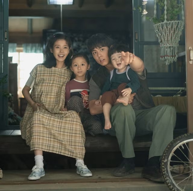 「愛純」與「寬植」一家五口曾經共度短暫的美滿生活。