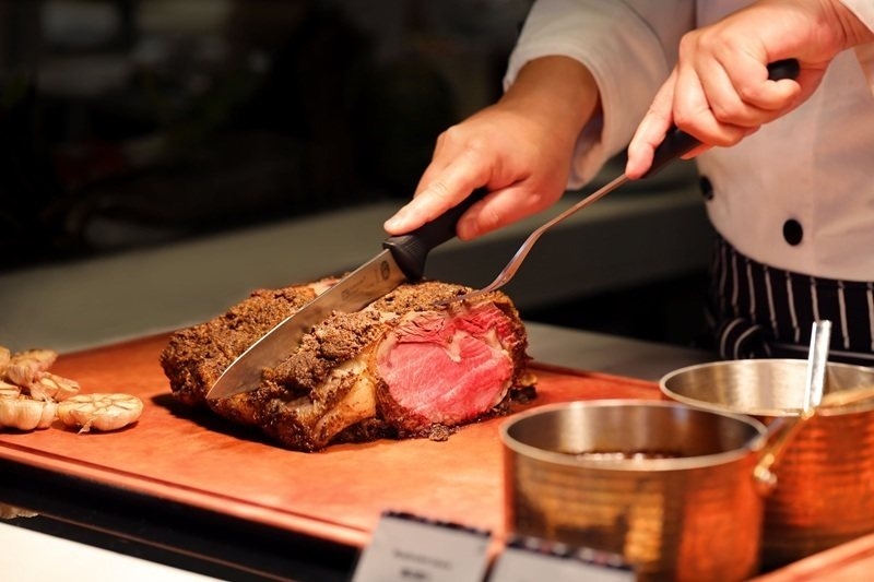 高雄萬豪酒店「豪享自助餐廳」以異國料理聞名,現切爐烤牛排鮮嫩多汁。