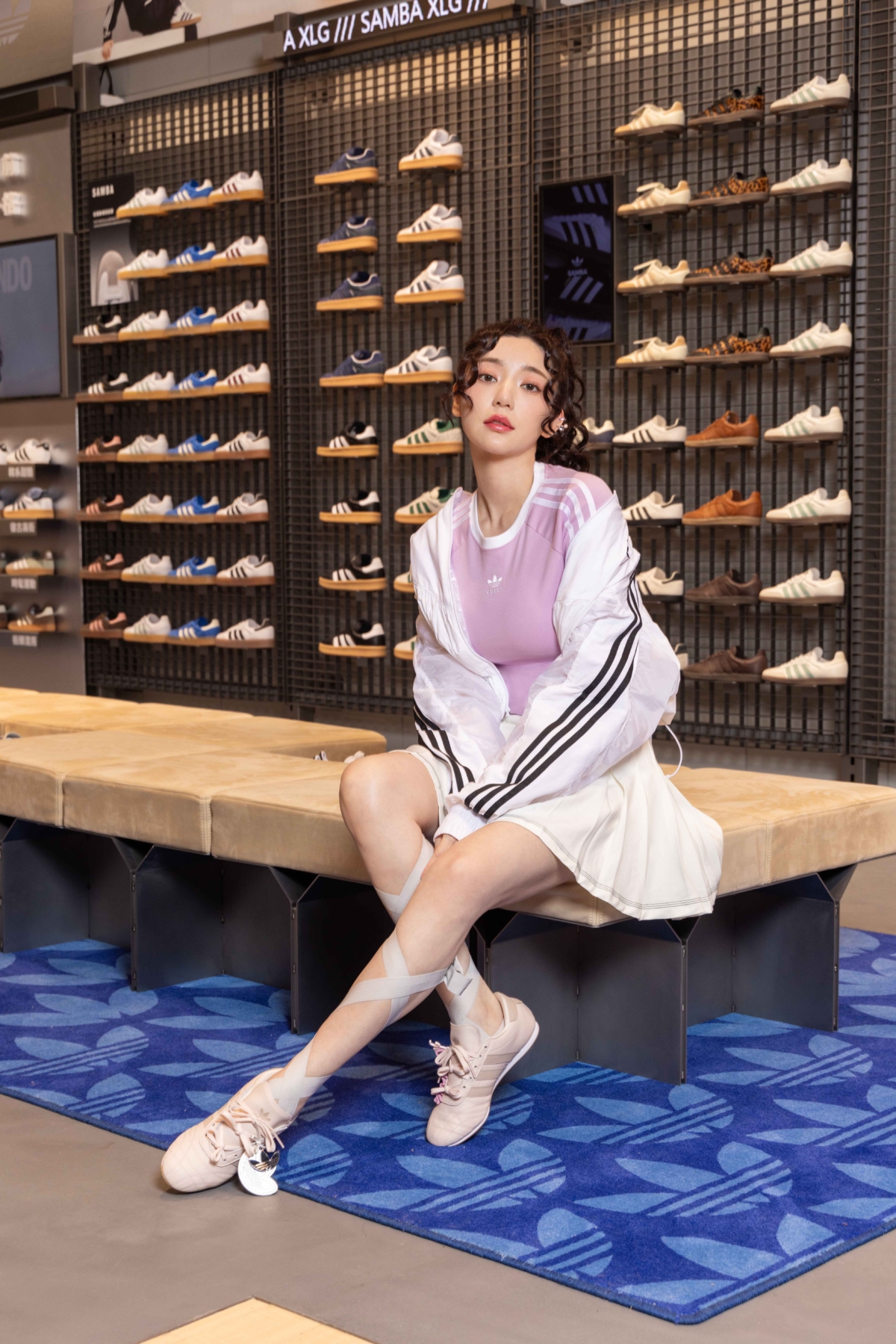 郭雪芙腳上的春季全新TAEKWONDO鞋款，柔霧粉色映襯輕盈光澤，並透過疊搭中筒襪與緞帶襪，在俐落造型中增添芭蕾舞柔美風采。