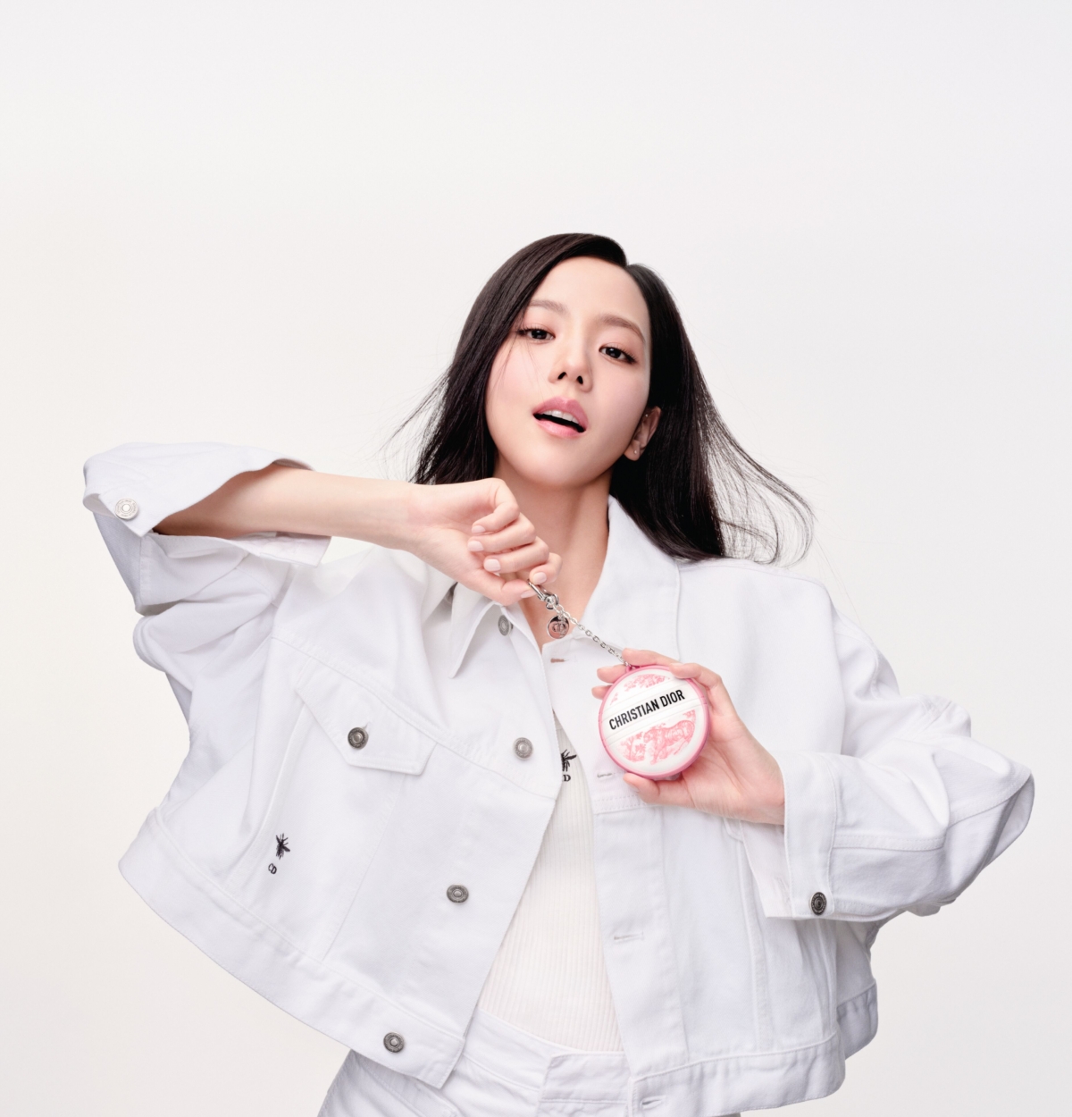 迪奧全球品牌大使智秀Jisoo_演譯《迪奧緹花全能修護霜X粉紅約依吊飾》