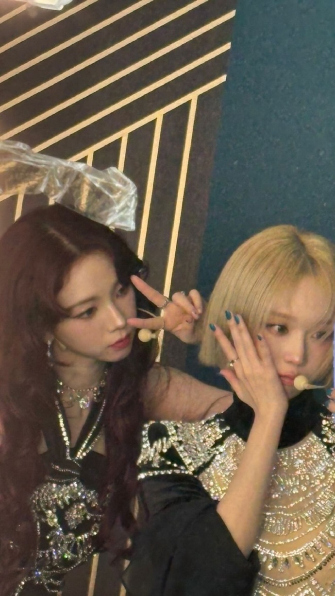 Winter分享許多與Karina的雙人合照