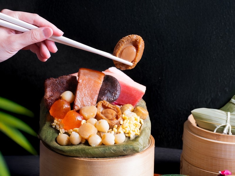 台中李方艾美酒店「港式裹蒸粽」內餡富含鮑魚、干貝、蜜汁火腿、鹹蛋黃與栗子…等頂級食材，令人口水直流！