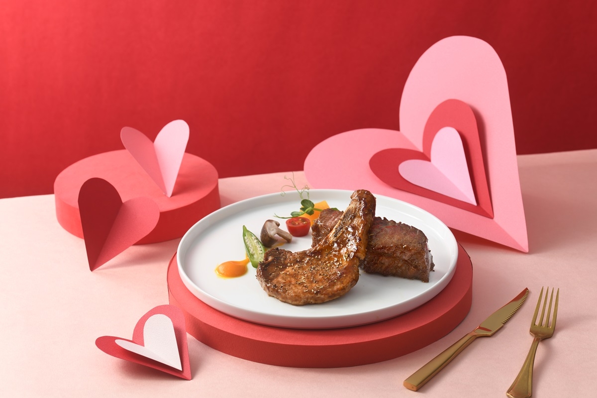 4/22-5/31跟媽咪穿同色系服裝前往「西堤牛排」用餐，媽媽選購1客經典套餐就款待「戰斧豬排」1份。