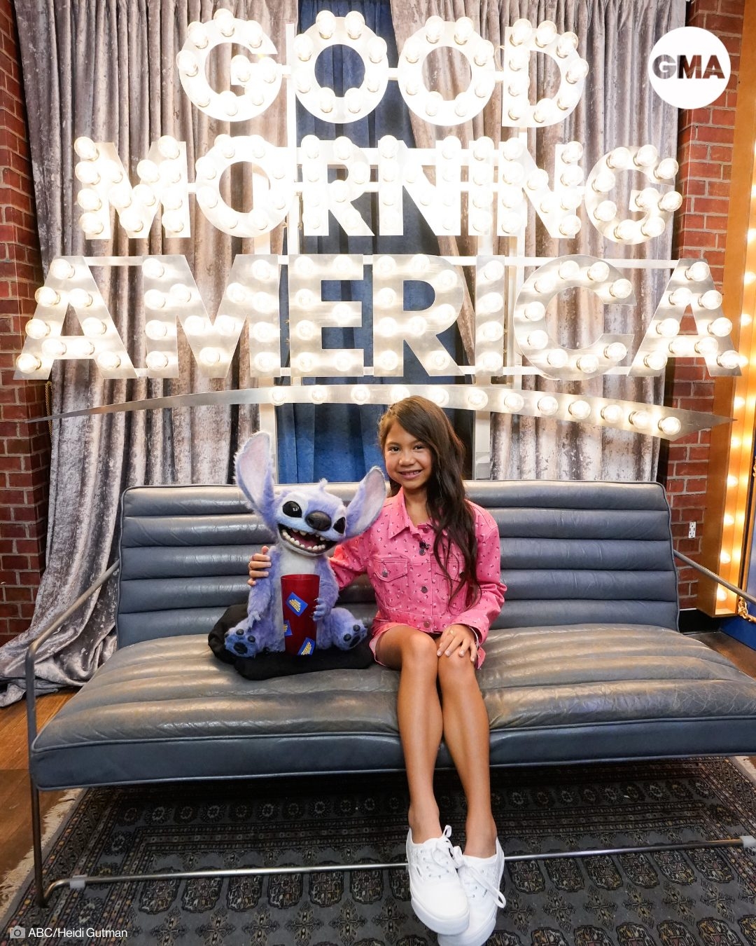 Maia Kealoha跟史迪奇合照