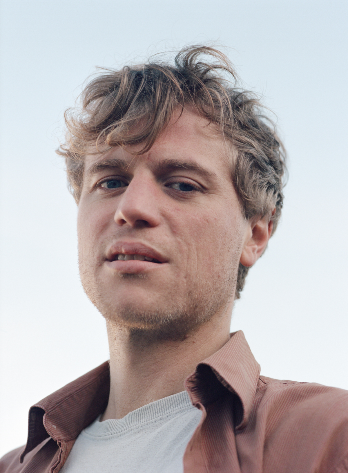 Johnny Flynn 飾演魯休思馬份