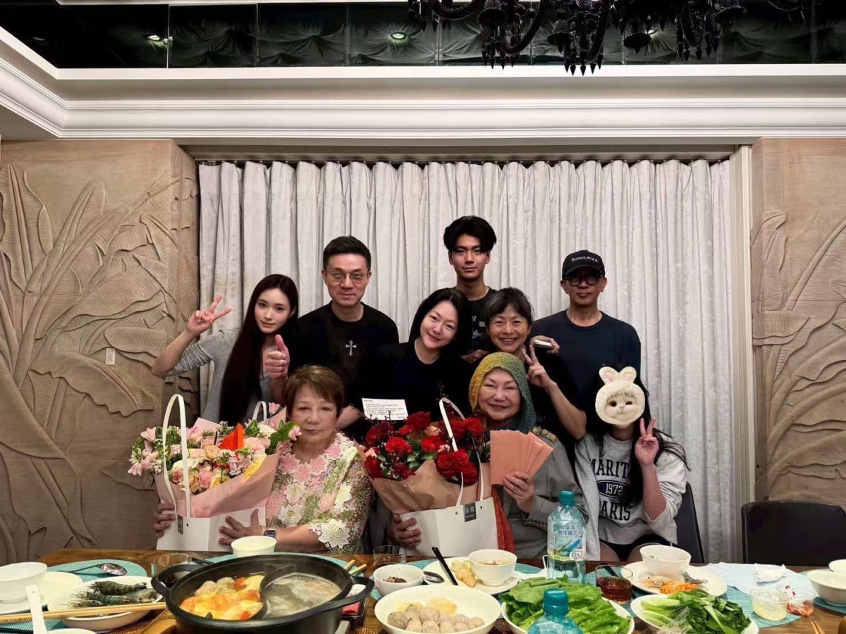 S媽黃春梅母親節分享全家福