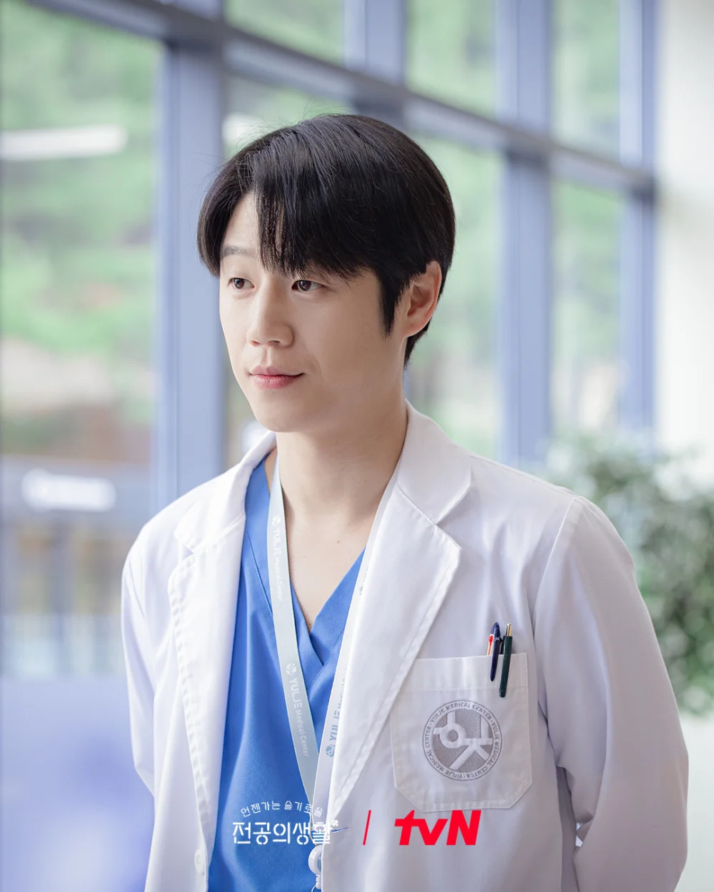 鄭準元近日因在《機智住院醫生生活》中飾演溫柔前輩兼高允貞男友「具道圓」一角而備受矚目