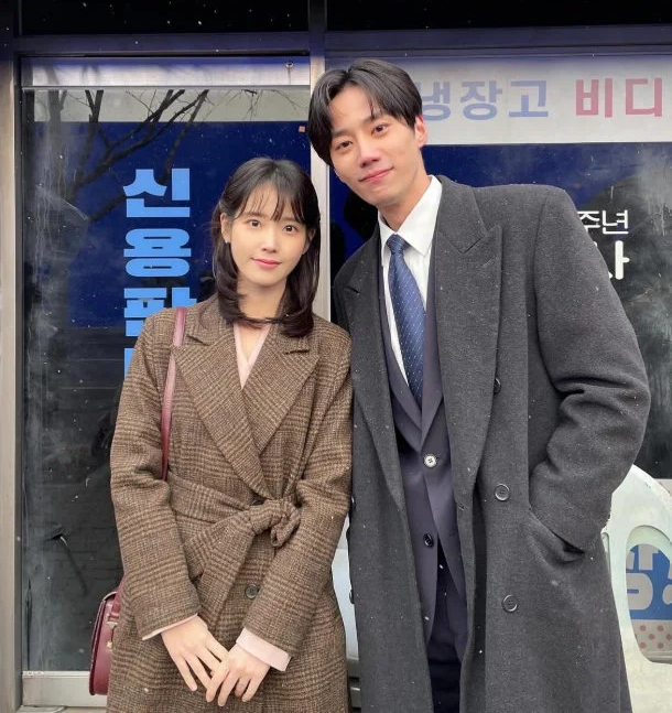 李濬榮在《苦盡柑來遇見你》中飾演梁金明(IU 飾)的前男友「朴英凡」