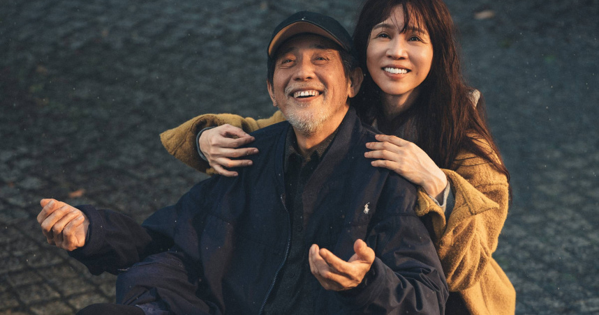 《忘了我記得》「程樂樂」陪伴失智爸爸「程光齊」一起淋雨。