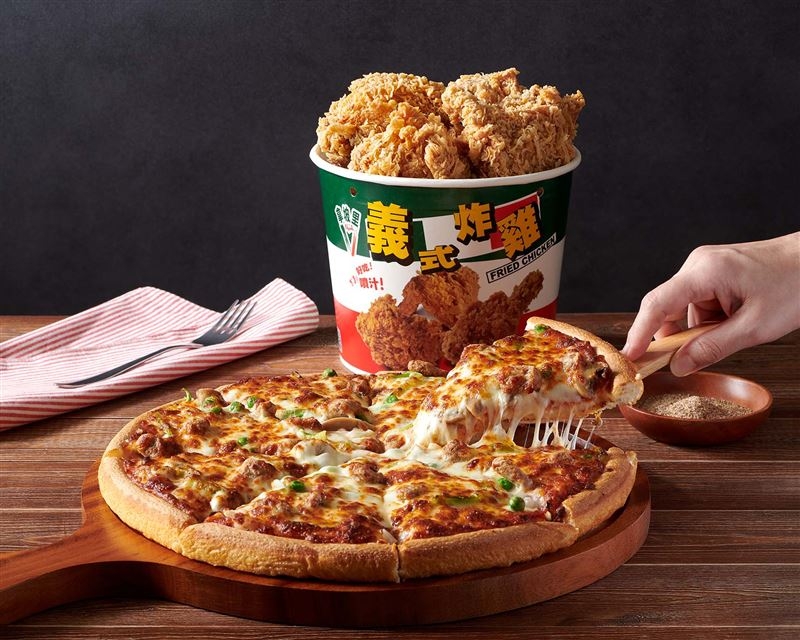 拿坡里披薩·炸雞年中慶以超值價回饋顧客。