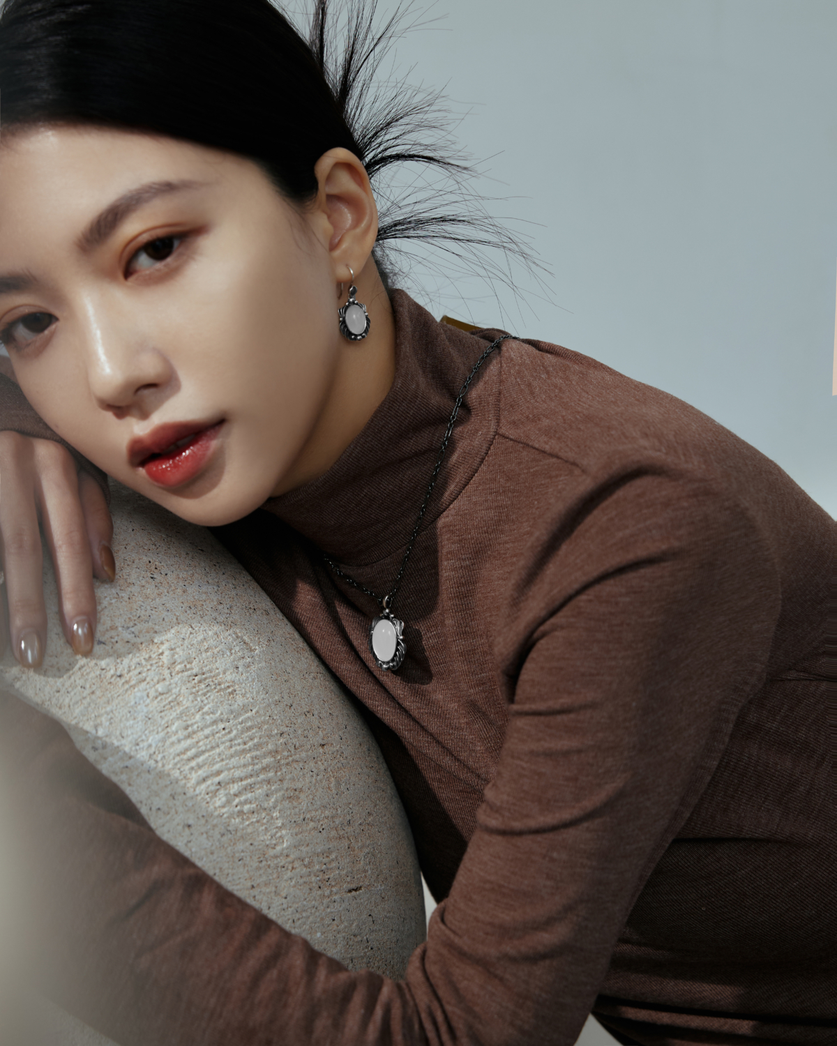 Una Yang配戴GEORG JENSEN 2025 HERITAGE系列亞洲限定白色月光石純銀珠寶