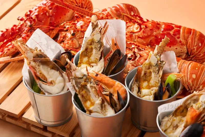 台北喜來登大飯店十二廚提供每人一整個龍蝦桶超有誠意！