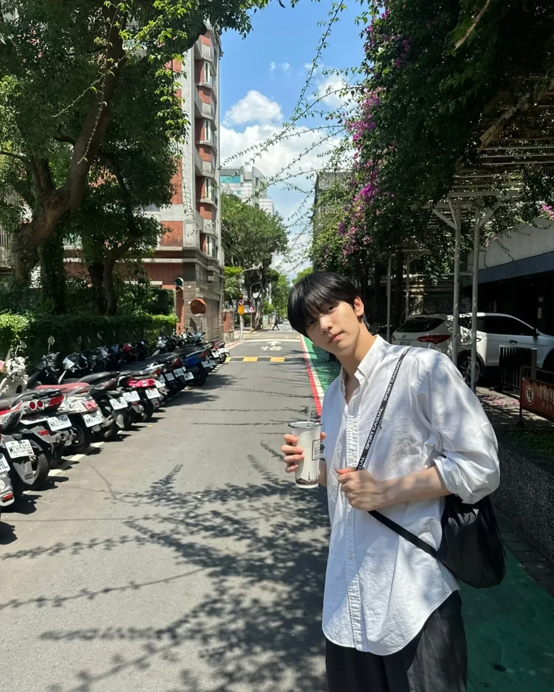 TXT崔秀彬跟台灣街景拍照