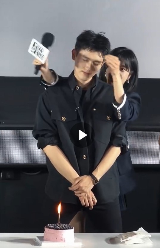 陳飛宇25歲生日直播現場，莊達菲遮住男方眼睛。