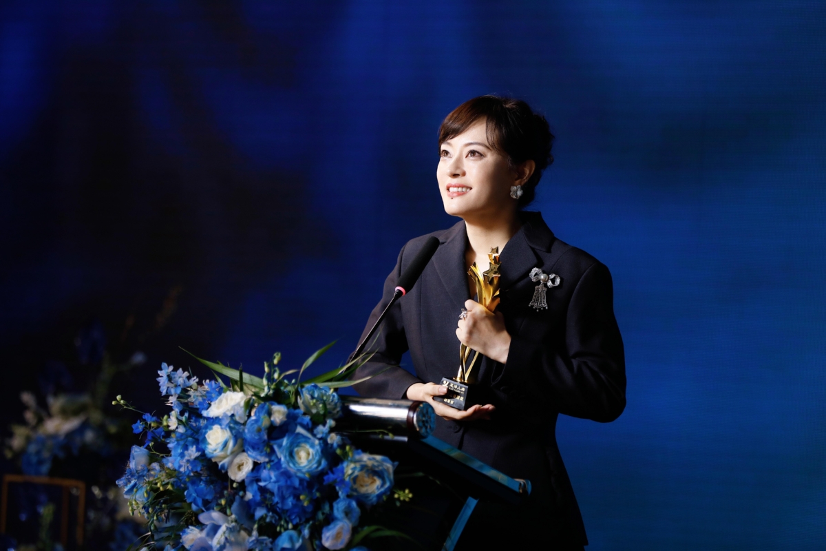 經歷挫敗的「胡曼黎」走過萬難,再回到藍洋保險公司,獲獎瞬間令人感動。