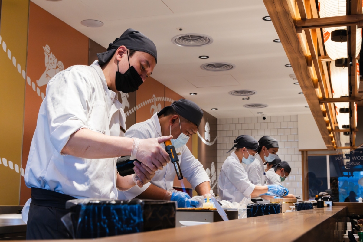 「貓將壽司」由10名資深主廚共同籌劃。