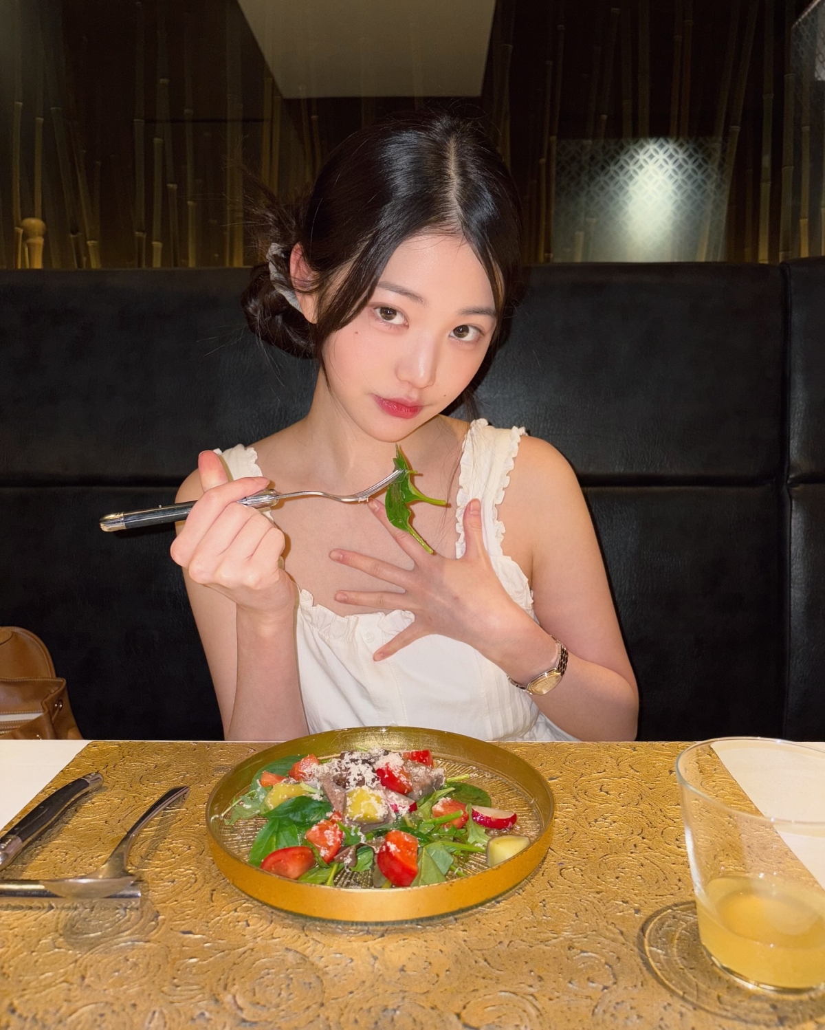 烹調時可改以新鮮香草、檸檬汁、黑胡椒等天然調味替代鹽分調味,既提升風味又不增加負擔。