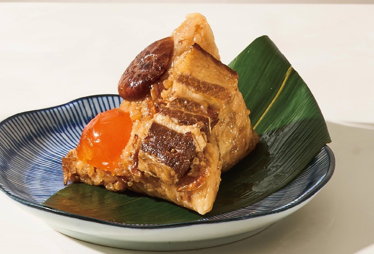 摩斯「懷舊鹹蛋黃粽」好料滿滿，令人口水直流。