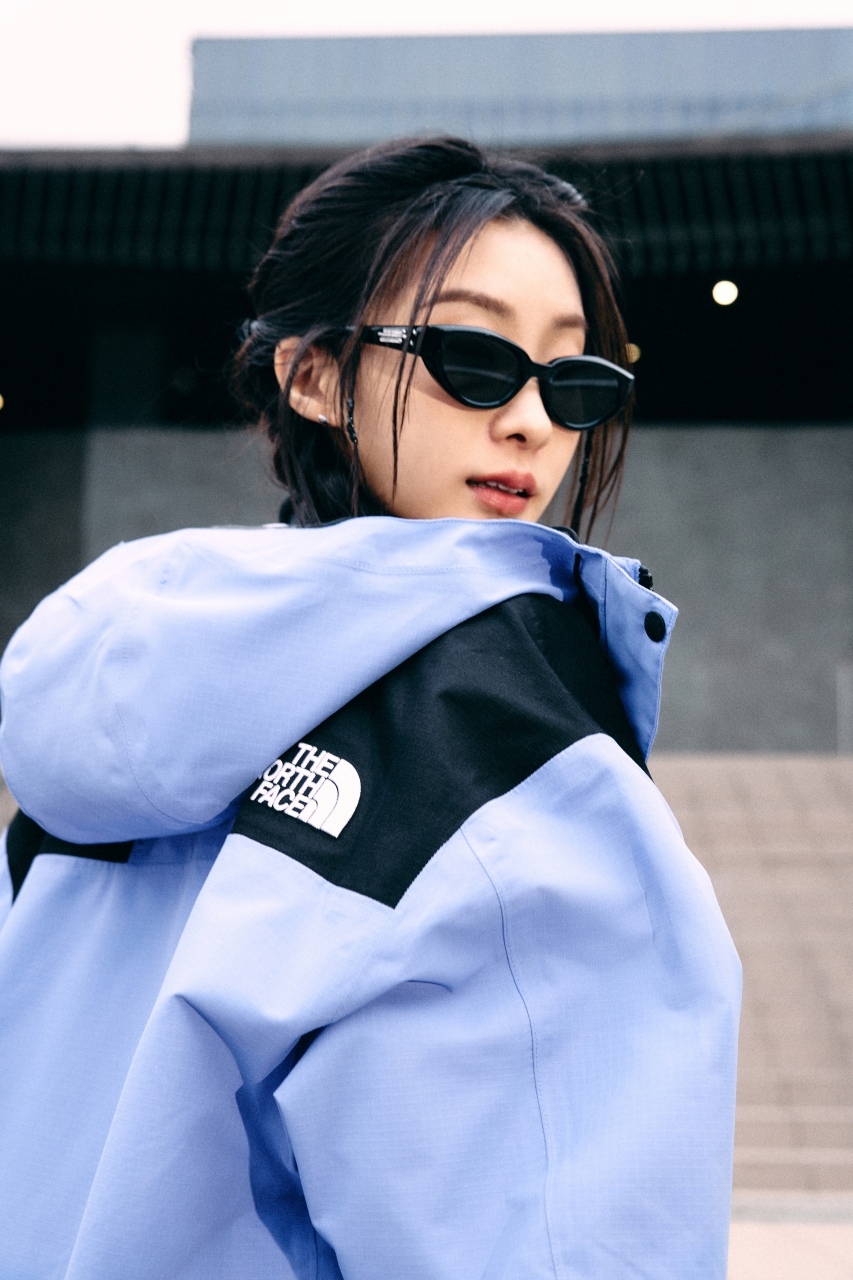 The North Face  北面女款藍色DryVent防水透氣外套，NT$10,380