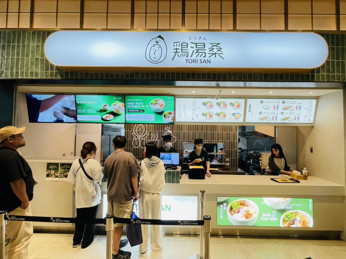 「雞湯桑」台南三井店一開幕就吸引眾多人潮。