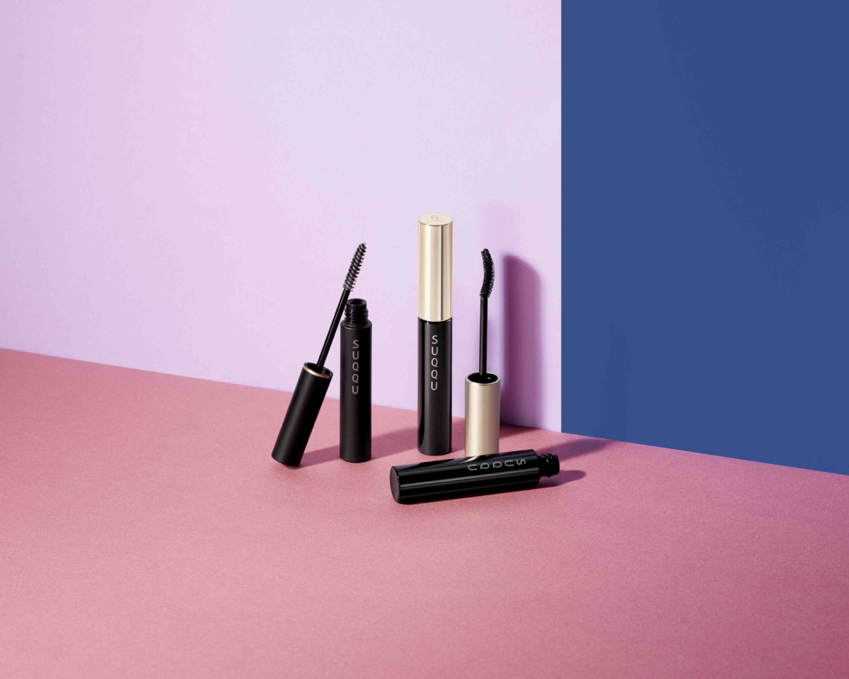  (左起)晶采定型美睫底膏 4.2g NT$1,350、晶采3D睫毛膏 4.6ｇ 深邃黑全1色 NT$1,620、晶采3D防水睫毛膏 4.6ｇ 深邃黑全1色 NT$1,620