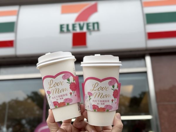 7-ELEVEN「CITY系列」杯套換上LOVE MOM溫柔粉色字樣。