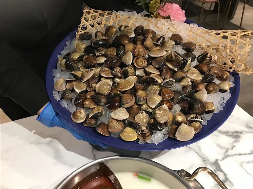 「肉多多」開放8人用餐送百顆蛤蜊盤,大手筆寵愛饕客。