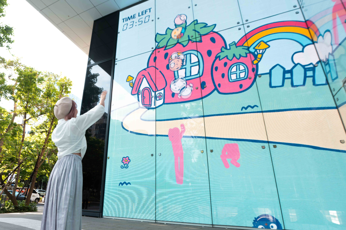 光廊展更精心打造了驚喜感十足的沉浸式互動體驗。當觀眾踏入展場,便會發現自己的影子即時投射在巨型LED主牆